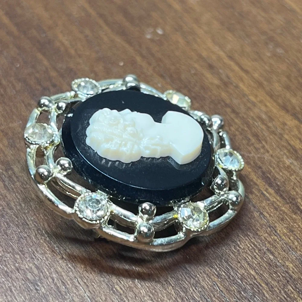 Vtg Silver Tone Black and White Cameo Rhinestone Round Brooch Victorian Style